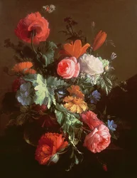 Papaveri, rose, gigli, margherite, un convolvolo e altri fiori in una ciotola di vetro su una mensola, con una cavolaia bianca sopra